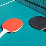 Palas sobre mesa de ping pong